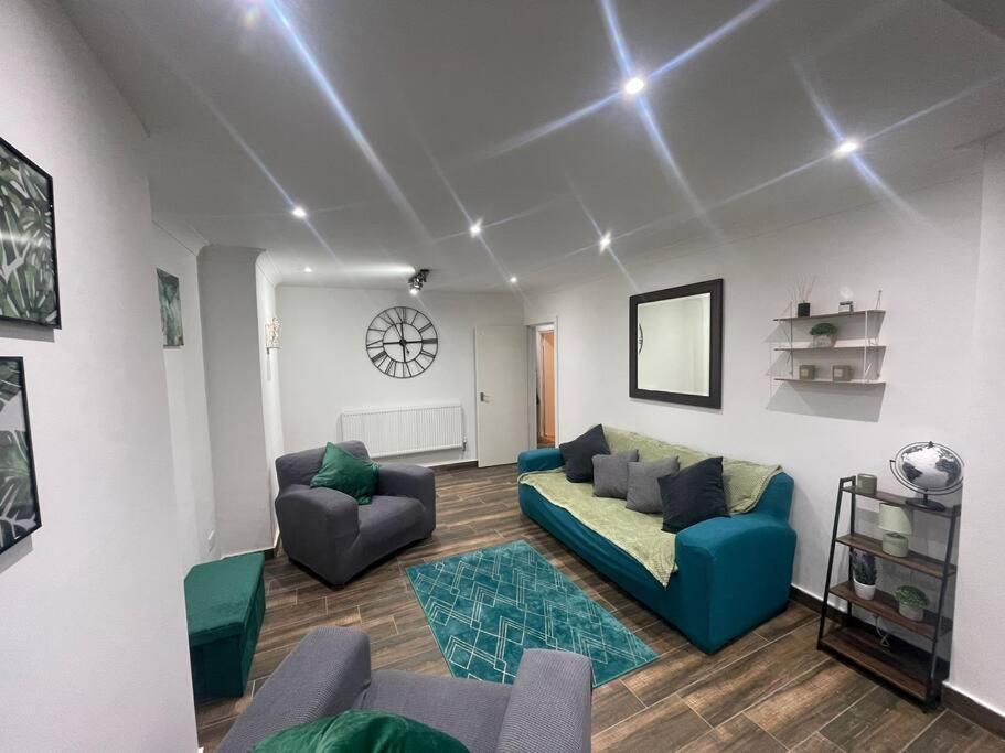 Good Priced 6 Bedroom Family Home In Quiet Residential Area With Free Parking,No Parties Allowed- Windsor Old Windsor Exterior photo