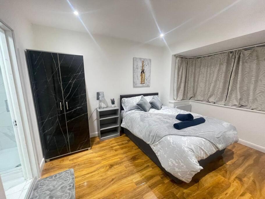 Good Priced 6 Bedroom Family Home In Quiet Residential Area With Free Parking,No Parties Allowed- Windsor Old Windsor Exterior photo