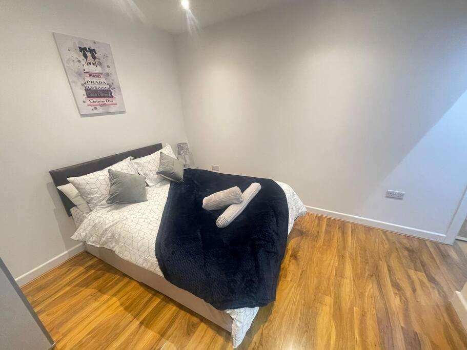 Good Priced 6 Bedroom Family Home In Quiet Residential Area With Free Parking,No Parties Allowed- Windsor Old Windsor Exterior photo