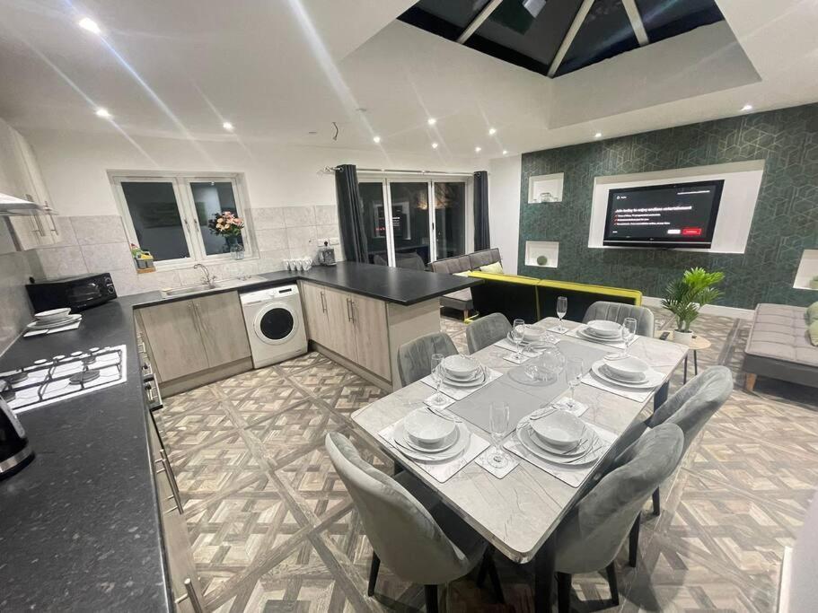 Good Priced 6 Bedroom Family Home In Quiet Residential Area With Free Parking,No Parties Allowed- Windsor Old Windsor Exterior photo