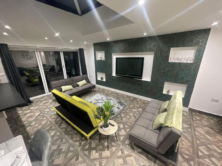 Good Priced 6 Bedroom Family Home In Quiet Residential Area With Free Parking,No Parties Allowed- Windsor Old Windsor Exterior photo