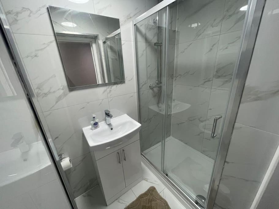 Good Priced 6 Bedroom Family Home In Quiet Residential Area With Free Parking,No Parties Allowed- Windsor Old Windsor Exterior photo